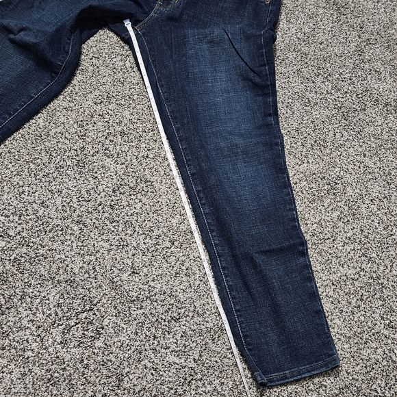 NEW Levi's Cropped Mid Rise Jeans - Picture 10 of 15